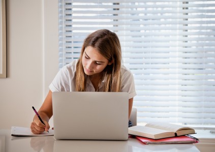 5 LÍ DO ĐỂ LÀM BÀI TOEFL iBT TẠI NHÀ